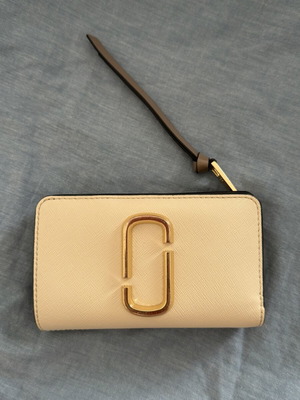 Marc Jacobs Snapshot wallet used, shiny saffiano leather, black and beige