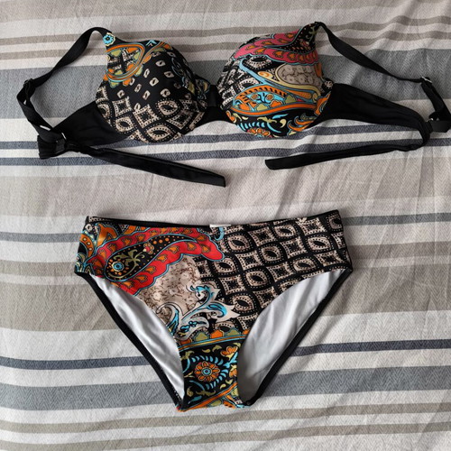 Bikini set size L-XL like new, multicolor