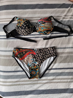 Bikini set size L-XL like new, multicolor