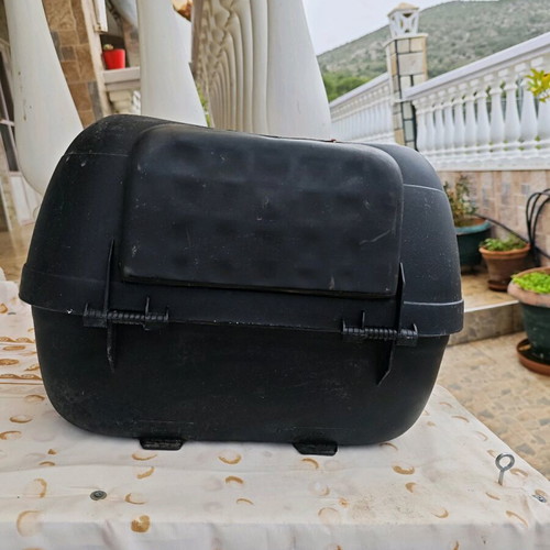 Large motorcycle top case used with key and passenger cushion