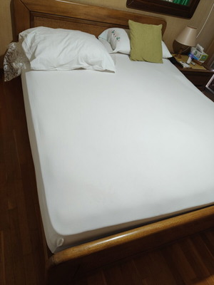 Super double bedroom set with two nightstands and mattress like new