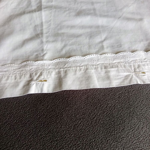 Set of 2 vintage white cotton pillowcases with lace like new