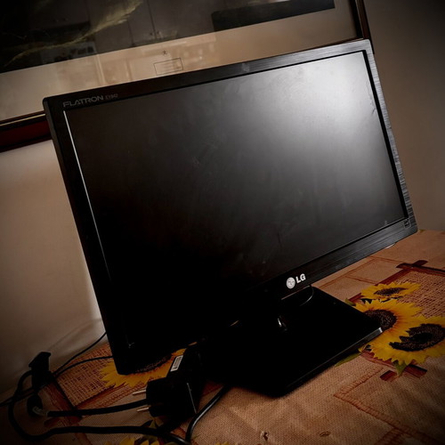 LG Flatron E1942C-BN 18.5" LED Monitor like new