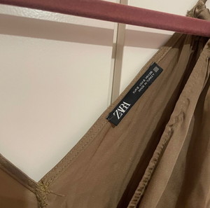 Zara ολόσωμη σατέν φόρεμα αφόρετη
