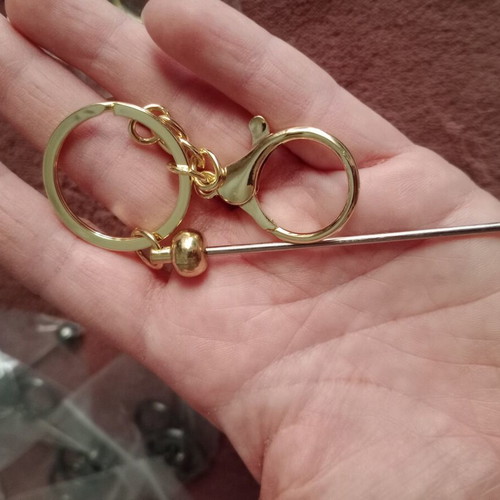 Keychains new, 6 gold and 7 anthracite for beads