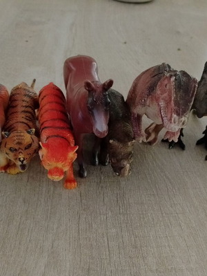 Animal and dinosaur toys used, set of 8 pieces