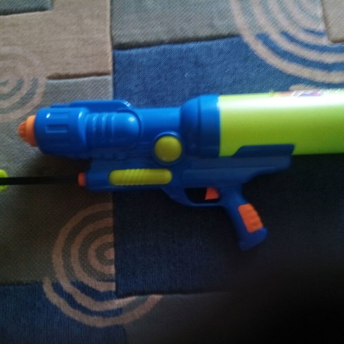 Water Gun large size like new, 55x25 cm, 2.2L tank, 8m range