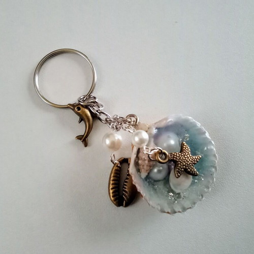 Handmade Shell keychain new, resin, shell and pearls