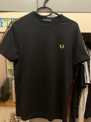 Fred Perry T-shirt καινούργιο, small μέγεθος, μαύρο και χρυσαφί