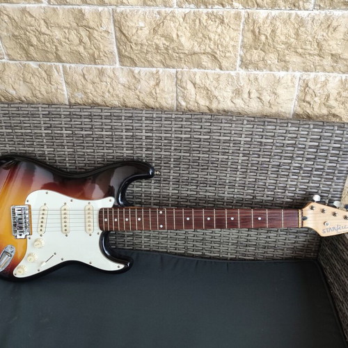 Electric guitar like new, classic double cutaway shape, sunburst finish
