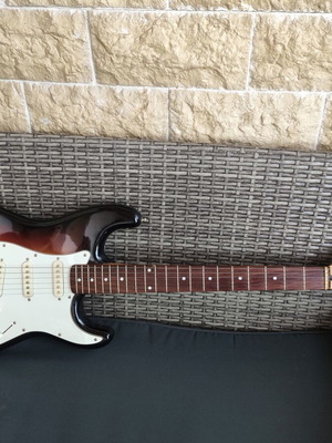 Electric guitar like new, classic double cutaway shape, sunburst finish