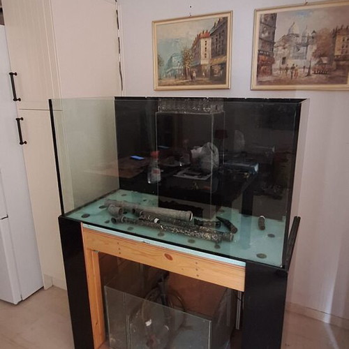 Aquarium 330 liters used with sump and wooden stand