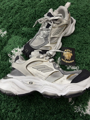 Balenciaga sneakers like new, size 43, white