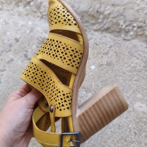 Level Anatomic women's anatomical yellow leather sandals size 37 like new
