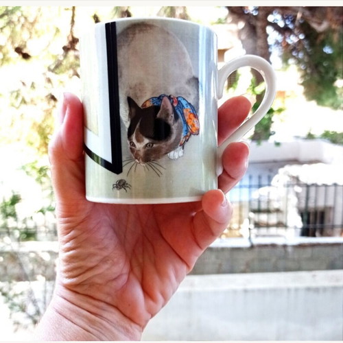 Collectible porcelain mug with Japanese cat painting like new