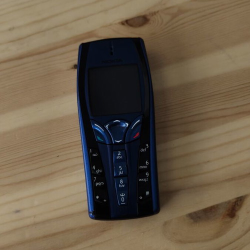 Nokia 7250i mobile phone, charger, no battery, blue