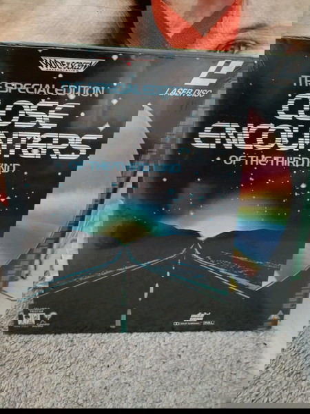  2 tenies laser disc sfragismenes olokenouries stenes epafes tritou tipou ke opera Aida .Laserdisc