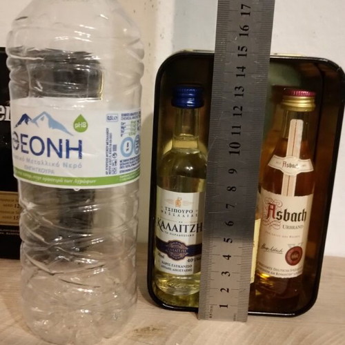 Mini-bar in metal box like new with 4 sealed bottles