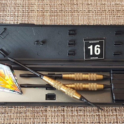 Harrows darts set of 6 pieces like new with soft tips