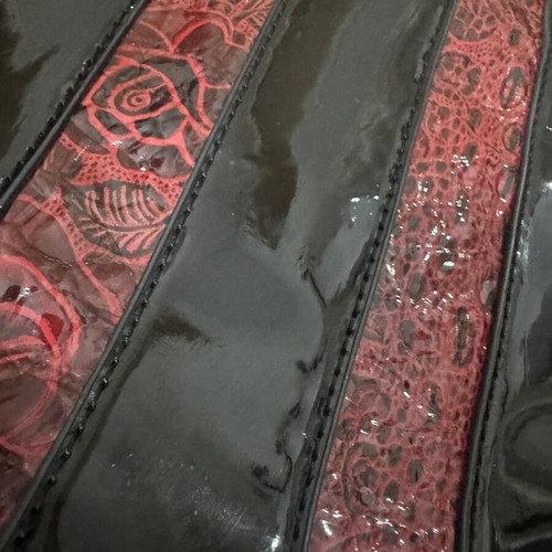 Handbag used with multiple inner pockets, black and red