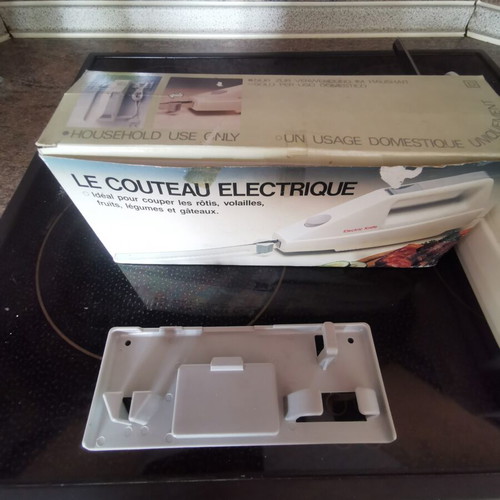 Electric Knife used with two blades and wall mount