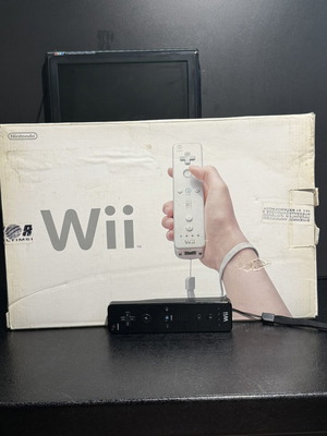 Nintendo Wii κονσόλα μεταχειρισμένη, στο κουτί με μαύρο χειριστήριο