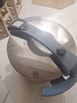 Fissler pot 8.00 like new