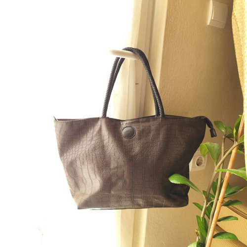Brown handbag used, faux leather with damages near zipper