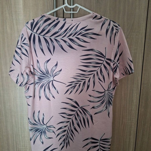 Men's t-shirt size Large like new, multicolored