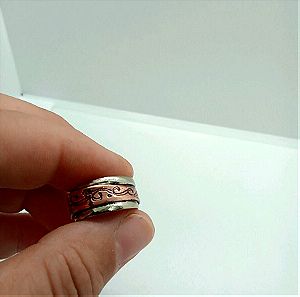 Δαχτυλίδι λευκό μέταλλο και χαλκός χειροποίητοε χαρακτική μικρό μέγεθος