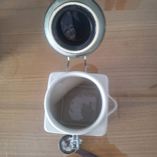 Tea storage container like new with metal clasp and spoon