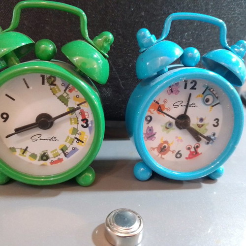 Sentio metal table clocks like new, set of 2, blue and green