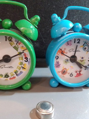 Sentio metal table clocks like new, set of 2, blue and green