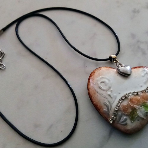 Handmade Valentine's necklace new, heart-shaped with rhinestones and roses