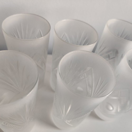 Vintage crystal water glasses with geometric diamond design