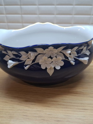 Vintage πορσελάνινο μπολ cobalt blue με ανάγλυφα λουλούδια και χρυσό στόμιο 20cm