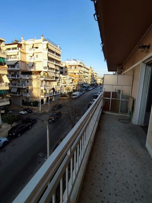 Διαμπερές διαμέρισμα 2ου ορόφου 60 τ.μ. στον Πειραιά με 2 υπνοδωμάτια και μπαλκόνι