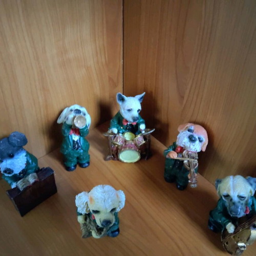 Jazz band with dog figurines 6 pieces like new