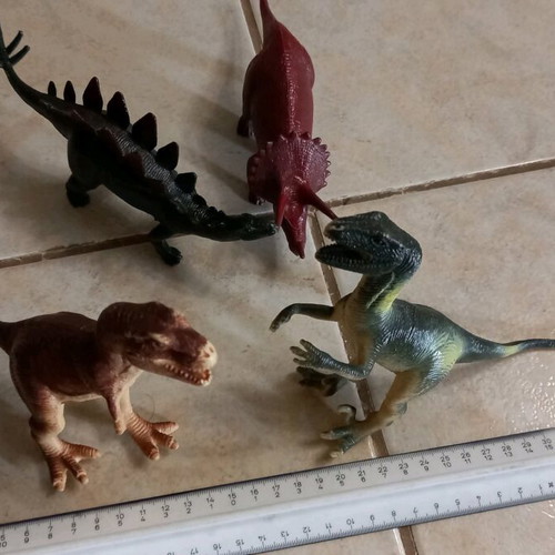 Dinosaur figures pack of 10 like new