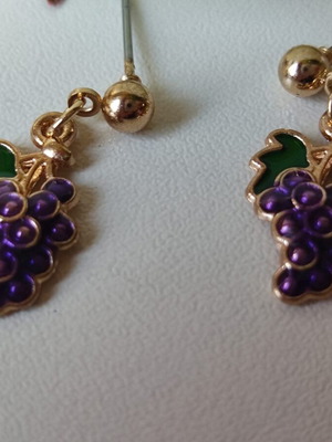 Earrings new with fruit motifs in black and white