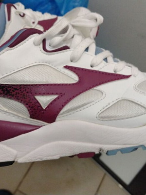 Mizuno white and burgundy athletic shoes, size 42.5
