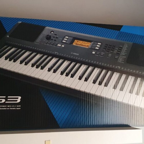 Yamaha PSR-E363 Keyboard with Stand, Music Rest and Bench like new