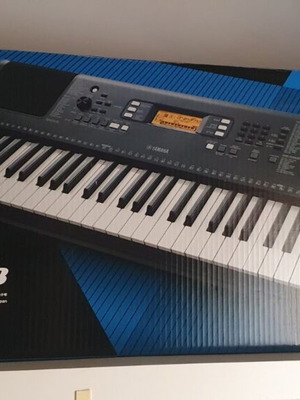 Yamaha PSR-E363 Keyboard with Stand, Music Rest and Bench like new
