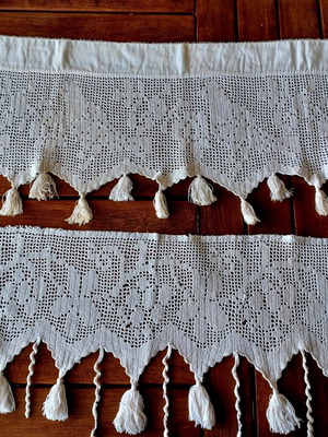 Lace curtain set like new, for 2 curtains, sizes 25×70 and 30×77