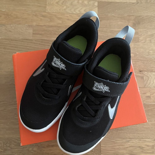 Nike Team Hustle D 10 (PS) kids' shoes size 28, black and silver