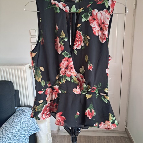 Guess top like new, black and red, size S