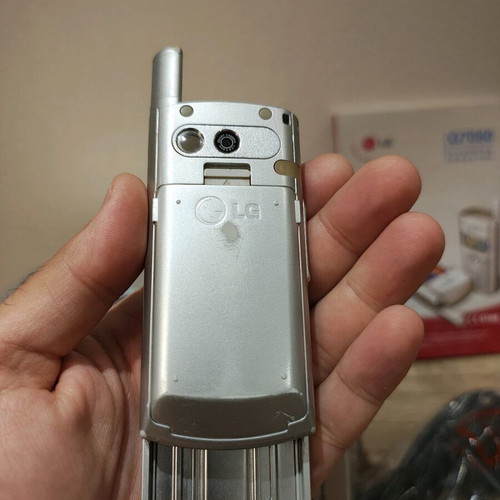 LG G7050 used with box, charger and papers