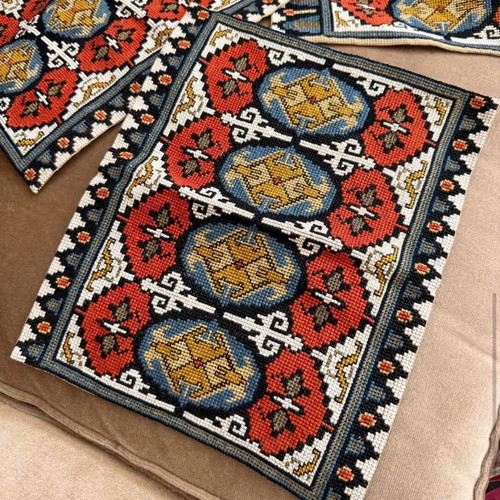 Embroidery set like new, beautiful colors, popular design