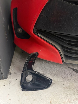 Κάλυμμα αριστερού προβολέα ομίχλης Toyota Yaris 2021 μεταχειρισμένο, μαύρο γυαλιστερό