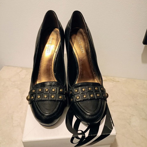 Nine West leather black pumps with gold details used